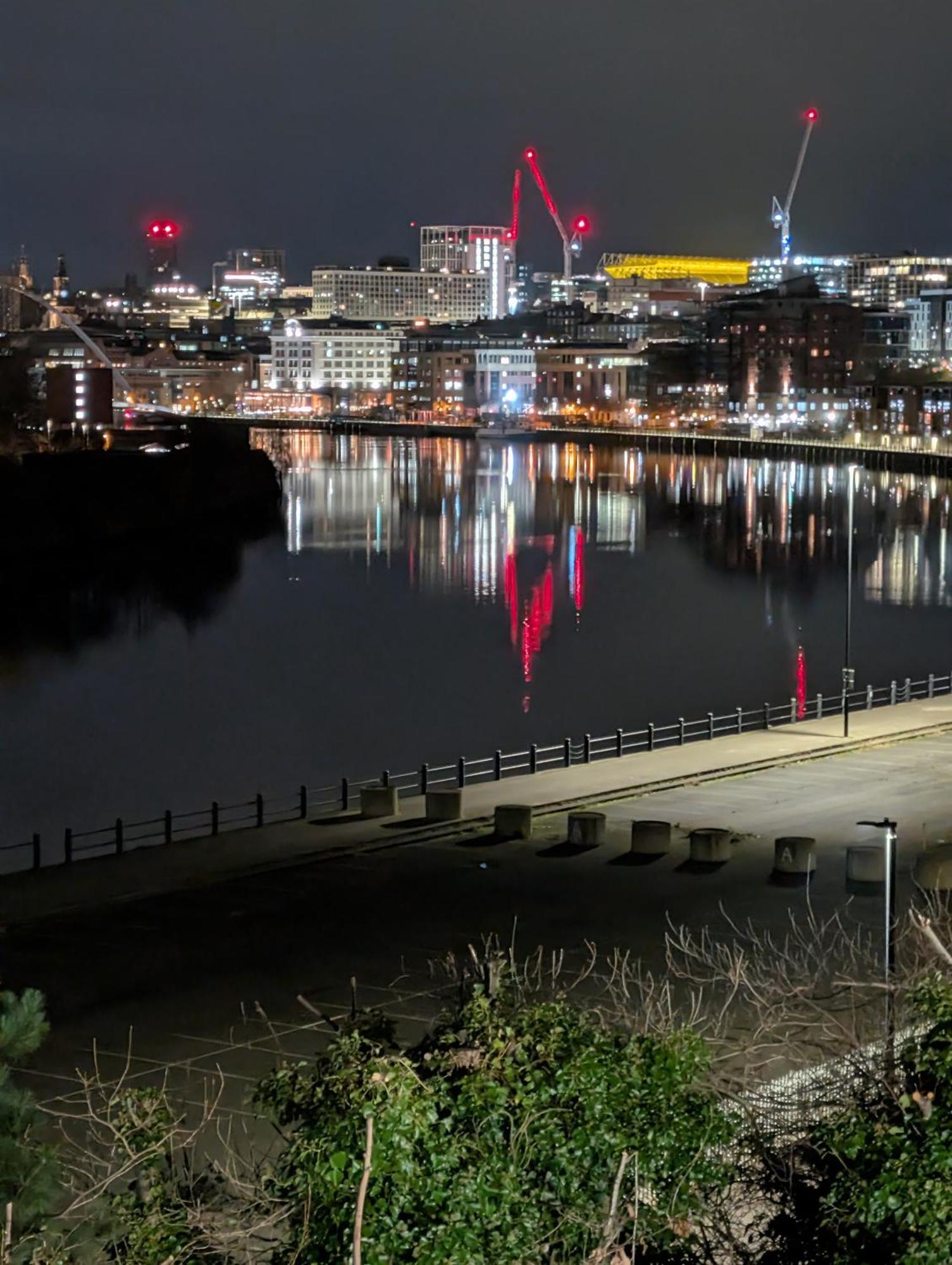 Waterfront Quayside With Secure Parking & Lift, Ideal For Mobility Users Апартаменты *